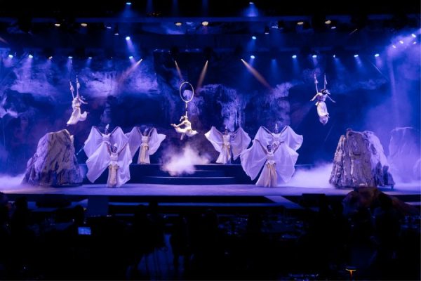 Halong-Bay-Cruise-and-Dragon-Pearl-Cave-Show
