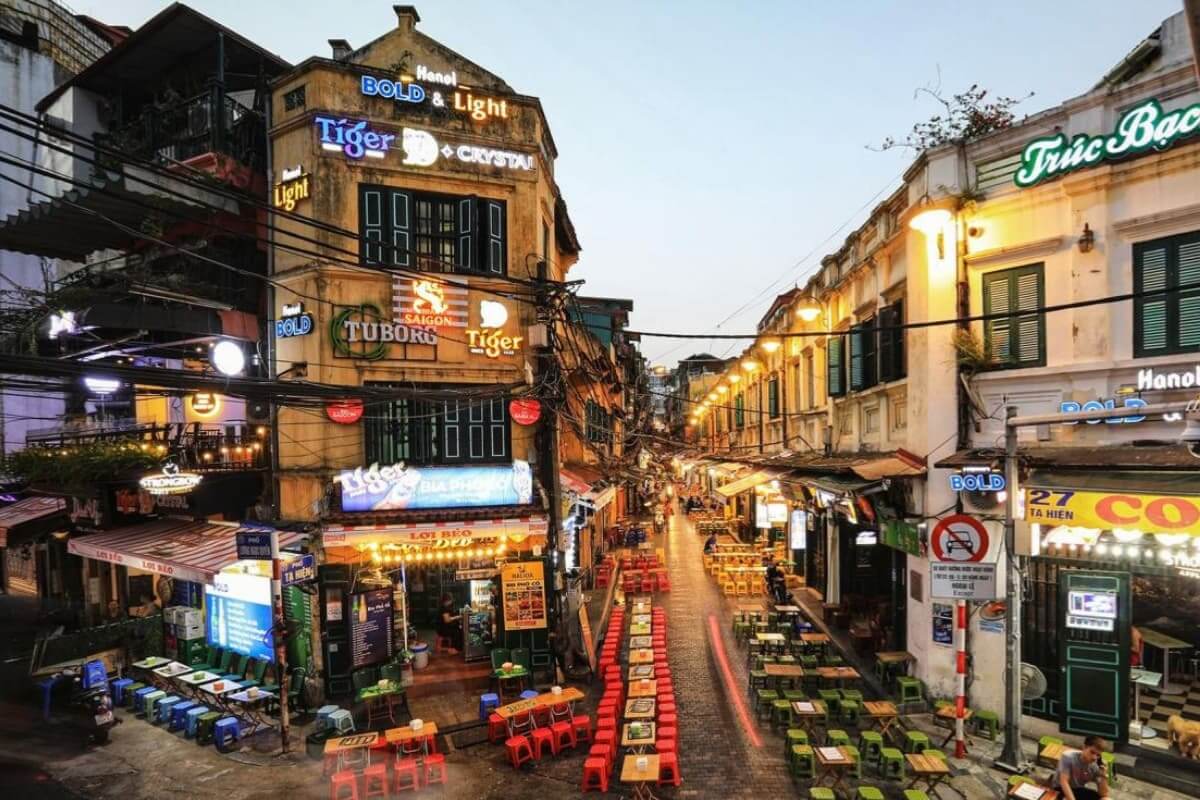 Hanoi Old Quarter – Daily Life, Heritage & Street Culture