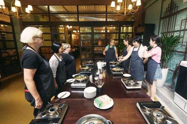 Hoa Tuc Cooking Class & Ho Chi Minh City Tour