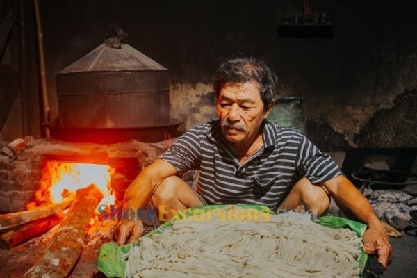 Hoi An Cao Lau noodles making