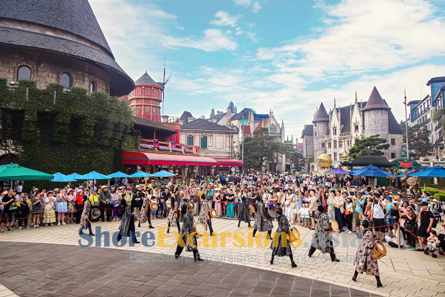 Large crowd in Ba Na Hills Attractions