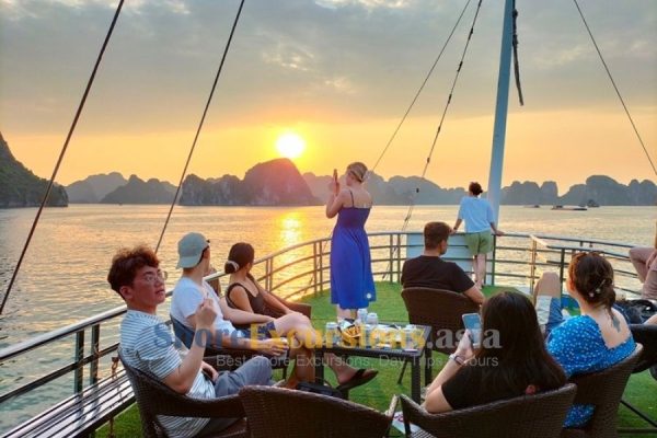 Sunset cruise tour to Halong Bay