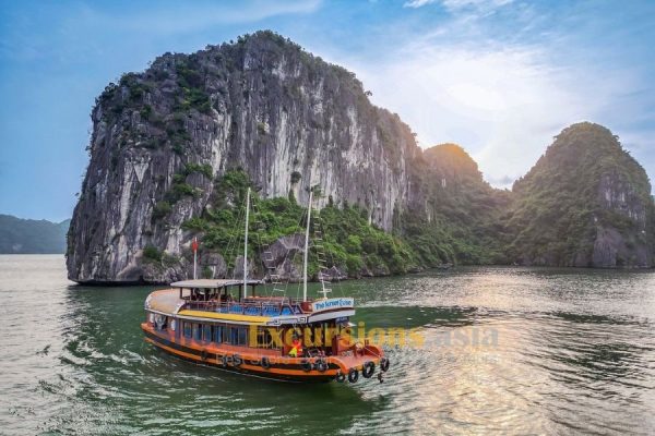 Sunset cruise tour to Halong Bay